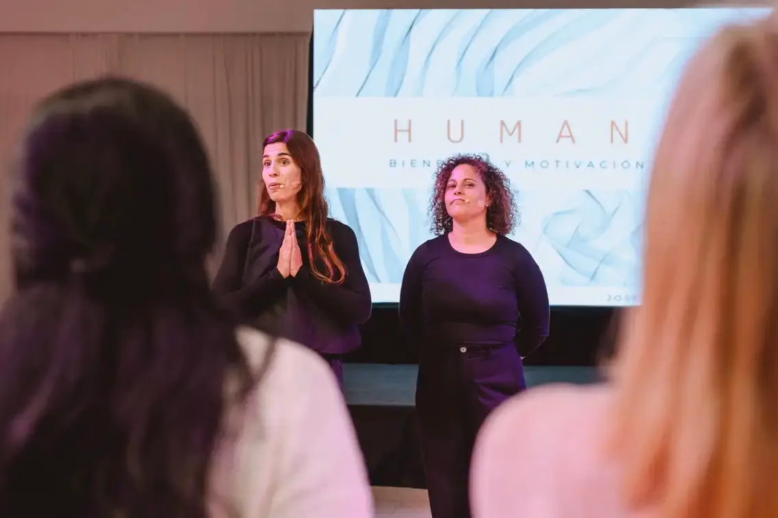 Equipo de una organización reunido al cierre de una jornada de Human Lab, aplaudiendo