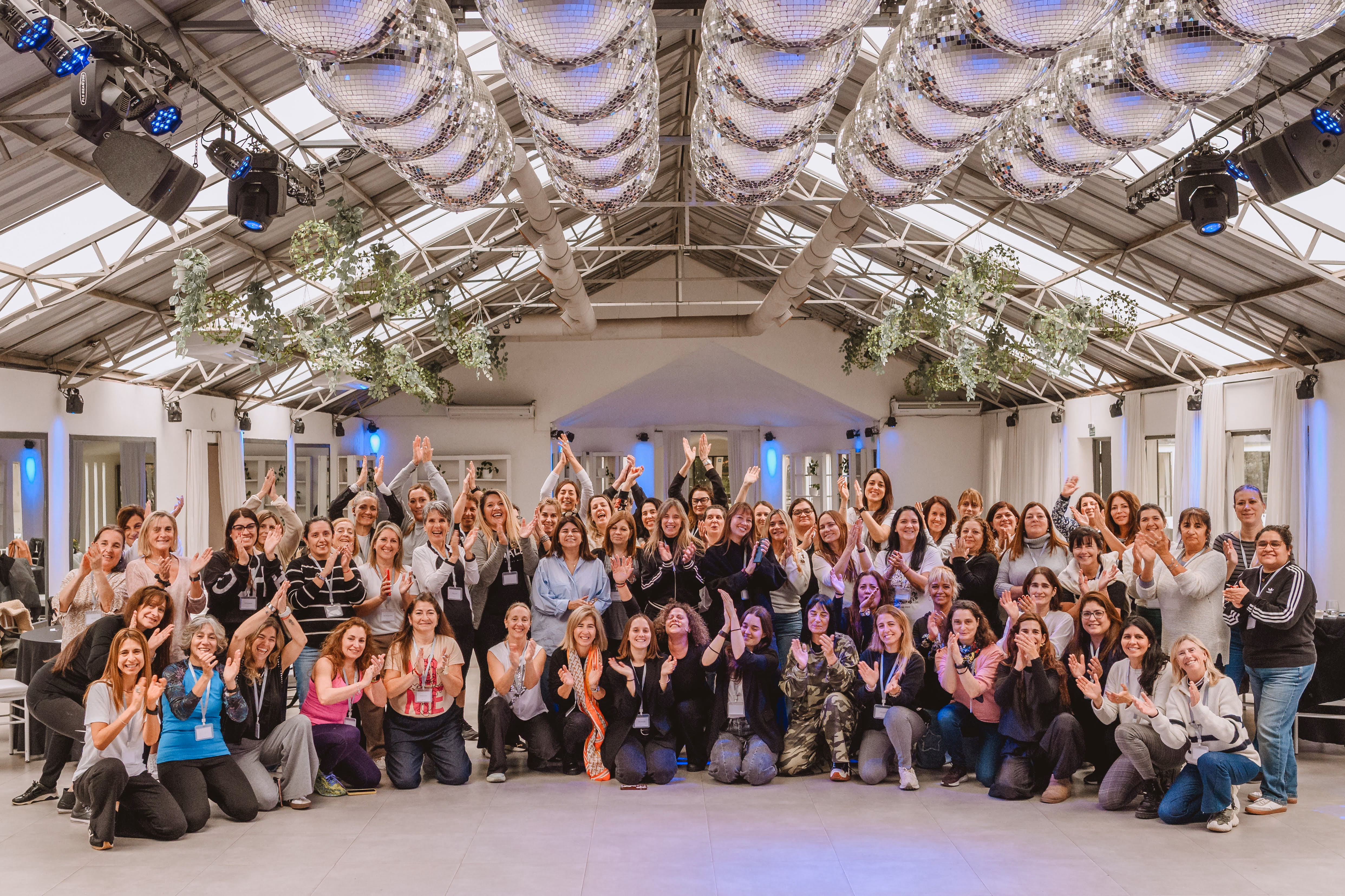 Equipo de una organización reunido al cierre de una jornada de Human Lab, aplaudiendo